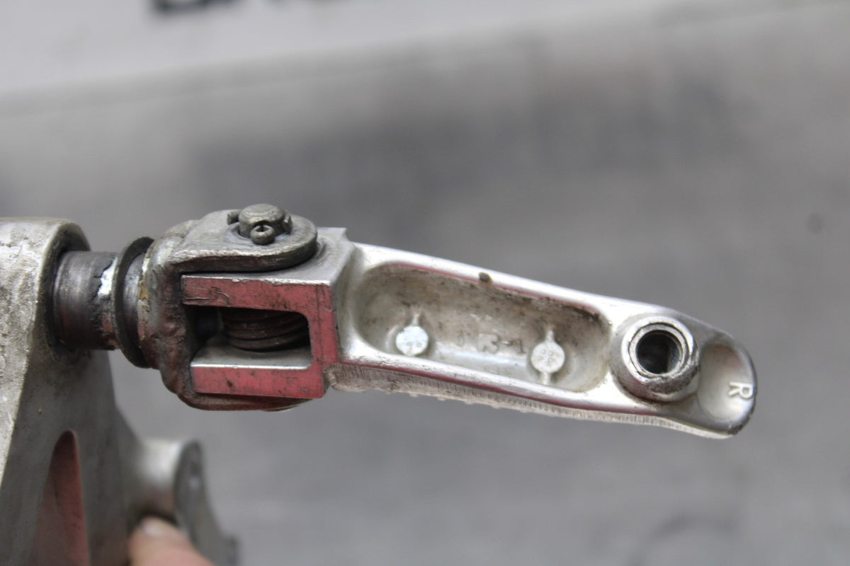 00 SUZUKI GSXR750 RIGHT REARSET REAR SET DRIVER FOOT PEG BRACKET MOUNT BB820