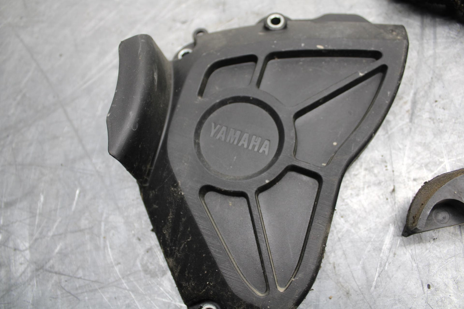 18 YAMAHA YZF R1  ENGINE SPROCKET COVER BB473