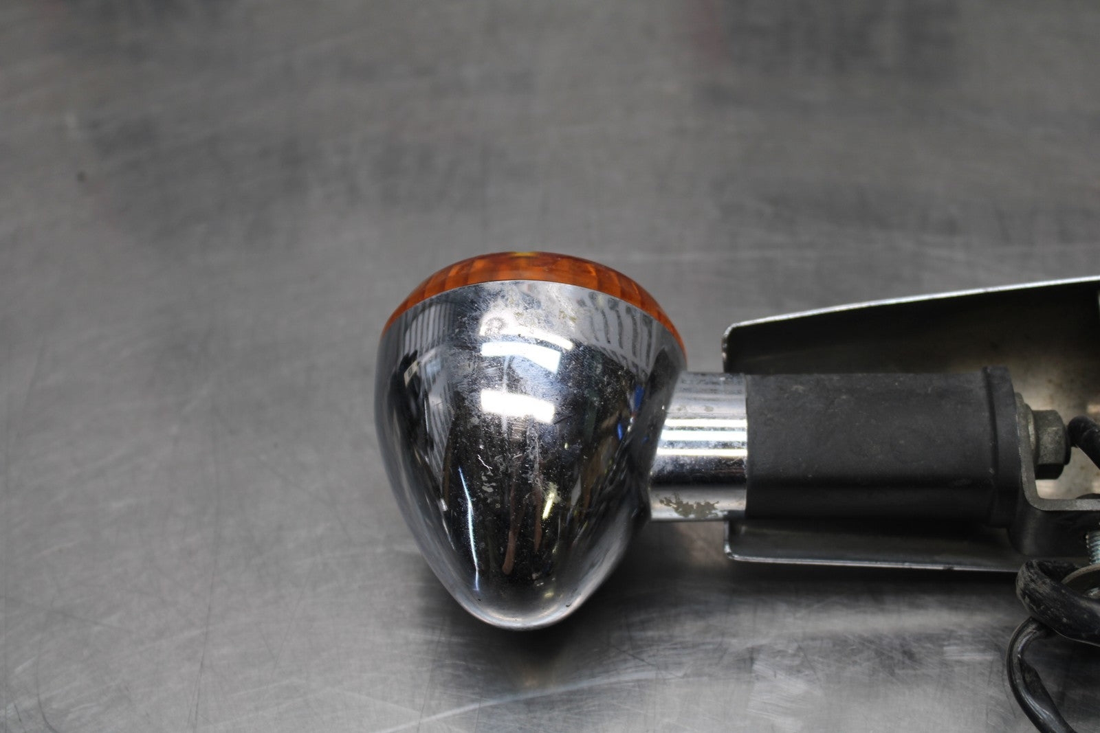 03-08 KAWASAKI VULCAN 1600 REAR BACK TURN SIGNAL BAR MOUNT & LIGHTS BB196