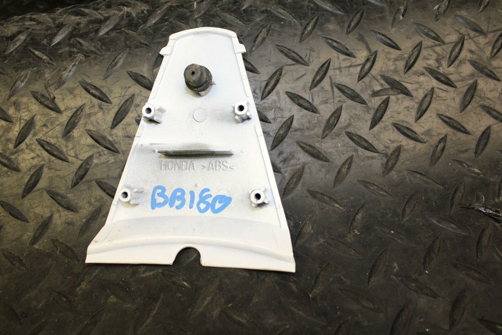 08 HONDA CBR125R WHITE CENTER REAR BACK TAIL FAIRING COVER TRIM COWLbb180