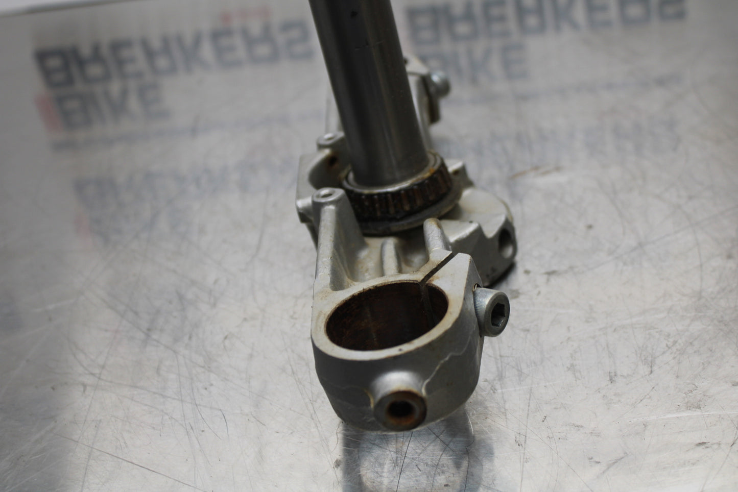 04 SUZUKI INTRUDER 800 FRONT FORKS CLAMP LOWER TRIPLE TREE STEM BB758
