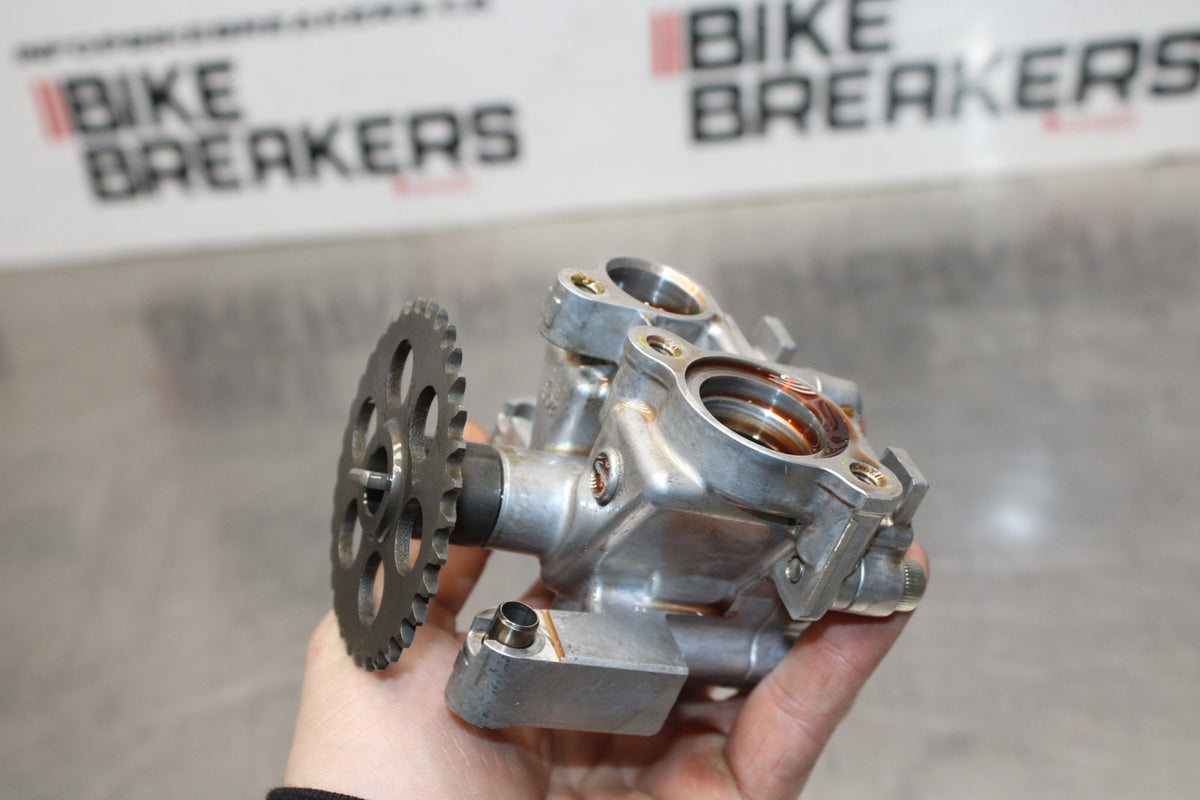 18 YAMAHA YZF R1  ENGINE MOTOR OIL PUMP BB838