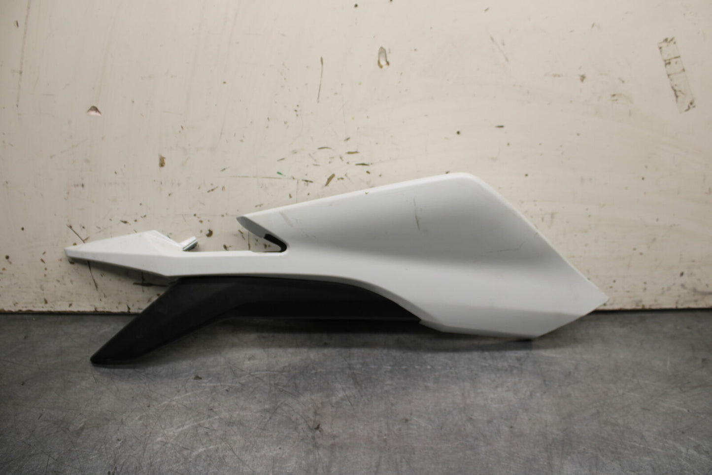 15-16 HONDA CB300F RIGHT REAR BACK TAIL FAIRING COWL SHROUD BB740