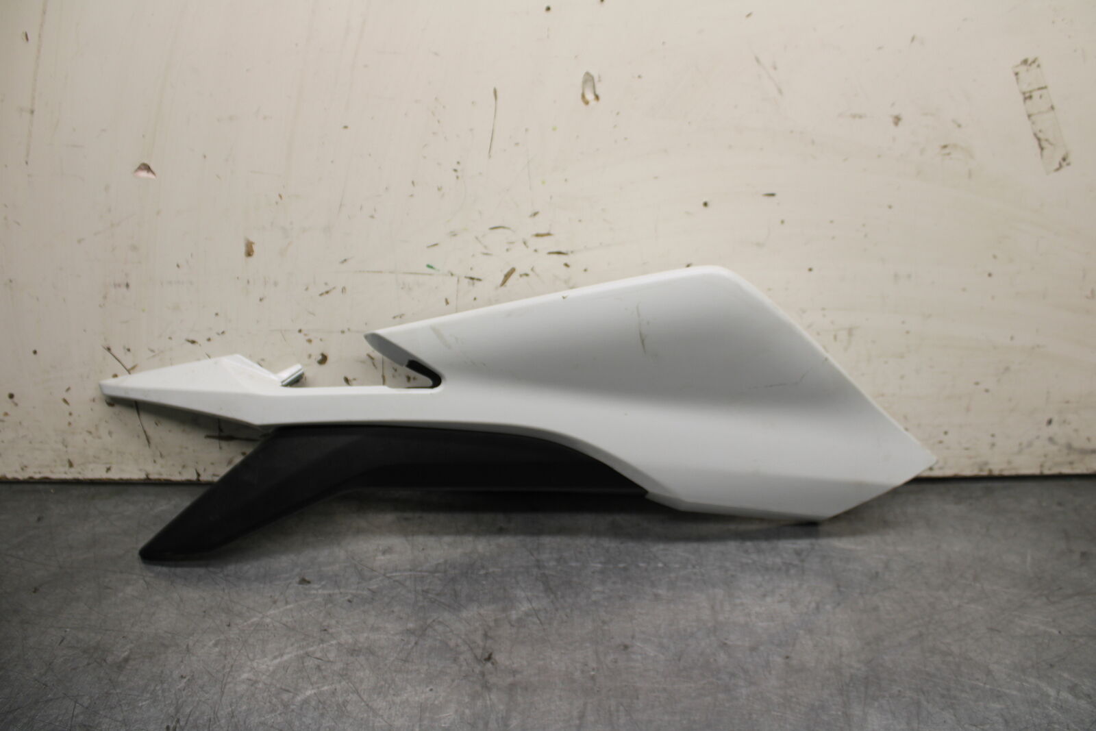 15-16 HONDA CB300F RIGHT REAR BACK TAIL FAIRING COWL SHROUD BB740