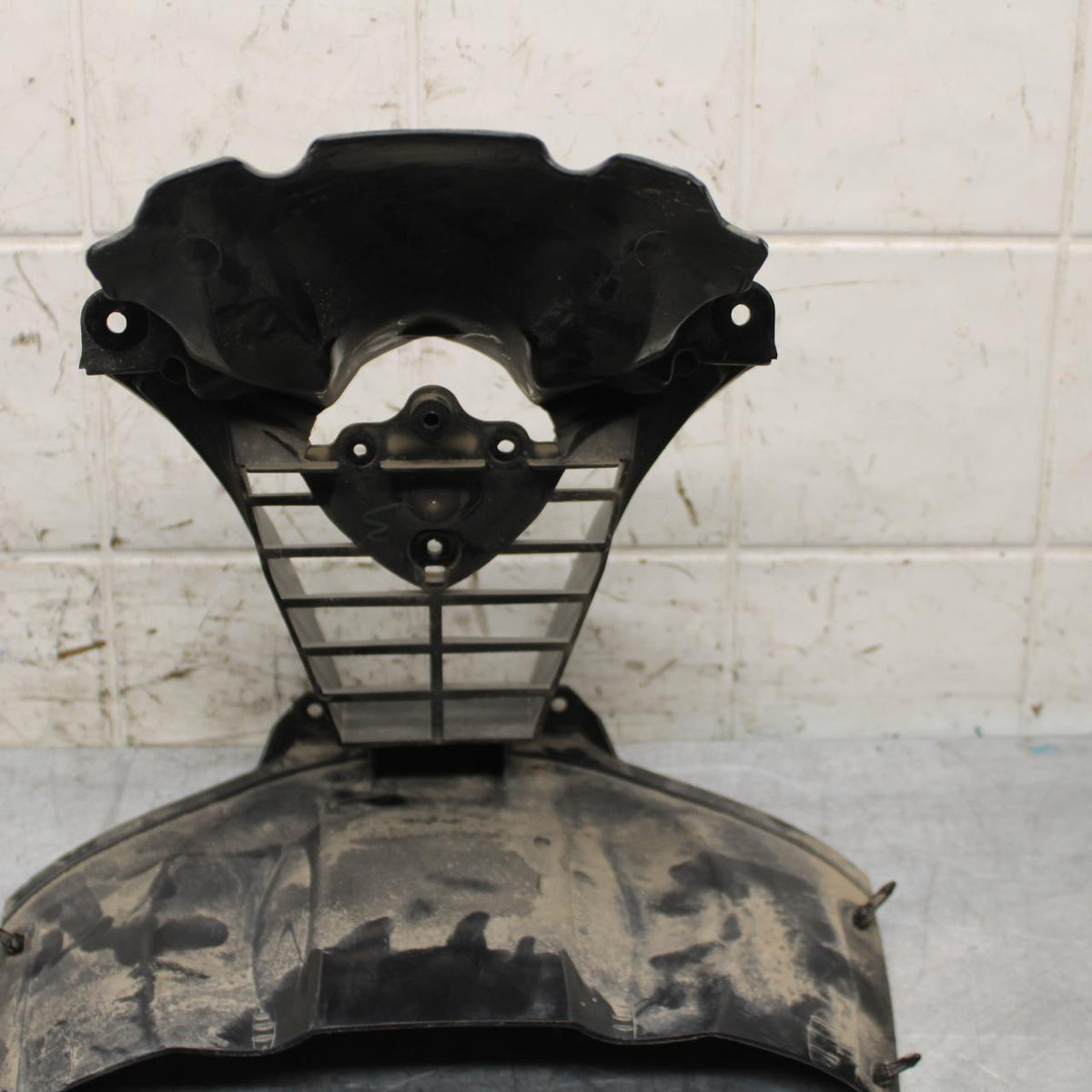 2006 Yamaha YZF R6 FRONT CENTER COWL FAIRING BB560