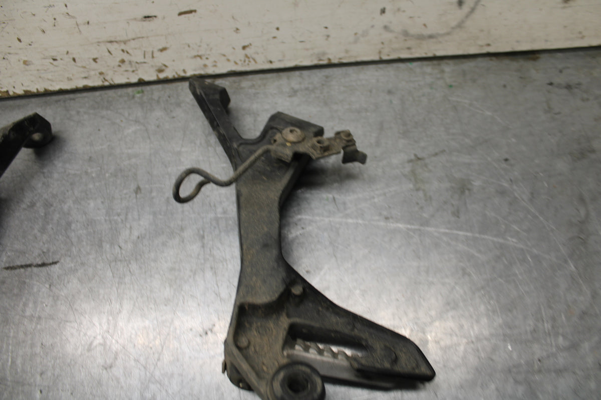 24 KAWASAKI NINJA 500 ABS REAR BACK PASSENGER PEG SET PAIR BB744