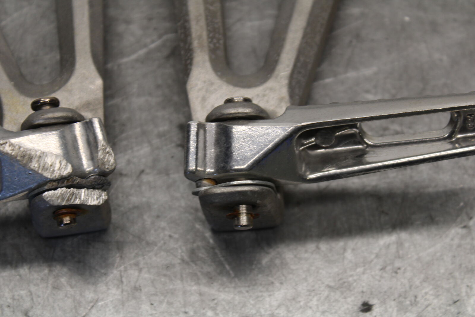 05-06 HONDA CBR600RR REAR BACK PASSENGER PEG SET PAIR  BB689