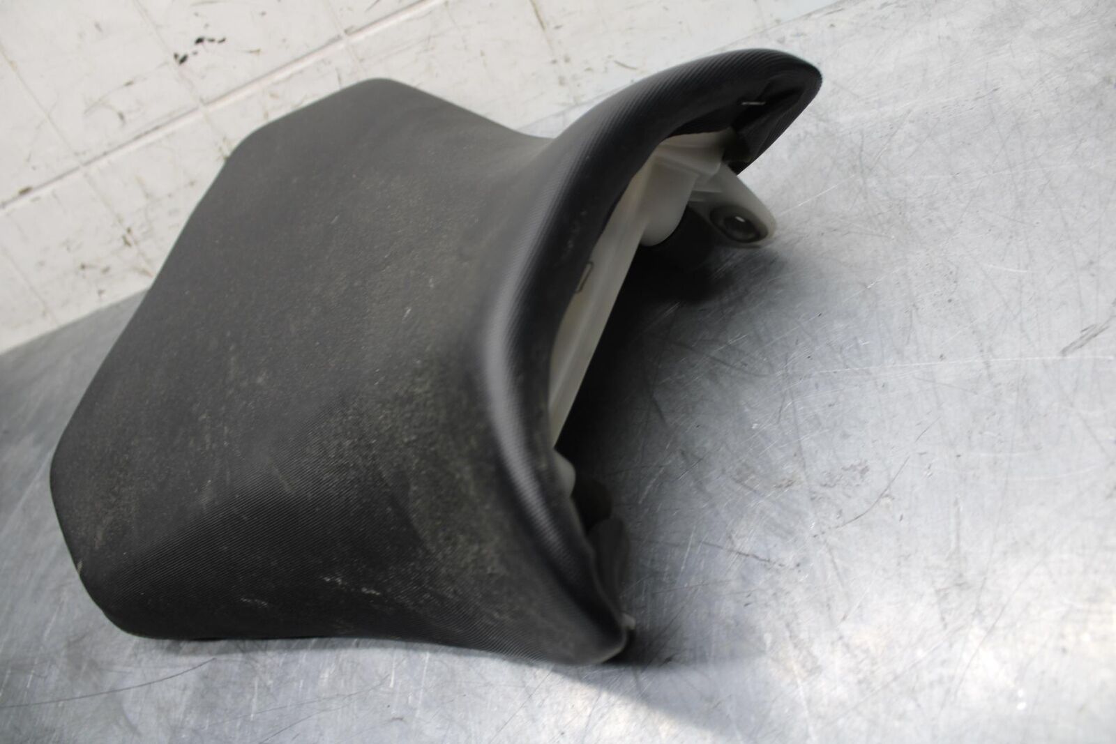 11-21 SUZUKI GSXR750 FRONT DRIVERS SEAT PAD SADDLE PILLION BB486