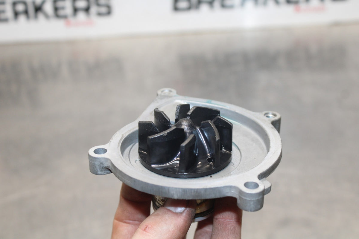 18 YAMAHA YZF R1  ENGINE WATER COOLANT PUMP  BB838