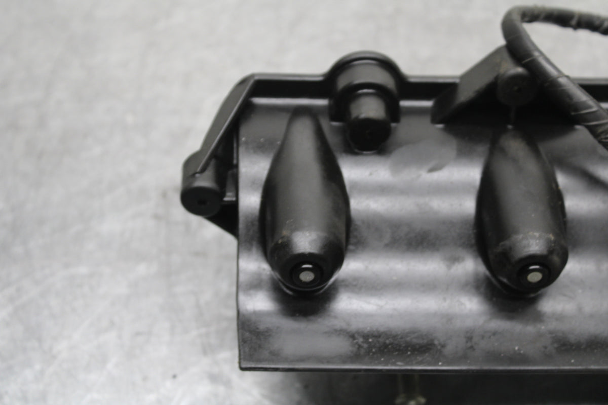 06 YAMAHA YZF R6 SECONDARY FUEL INJECTORS TOP AIRBOX GAS RAIL BB716