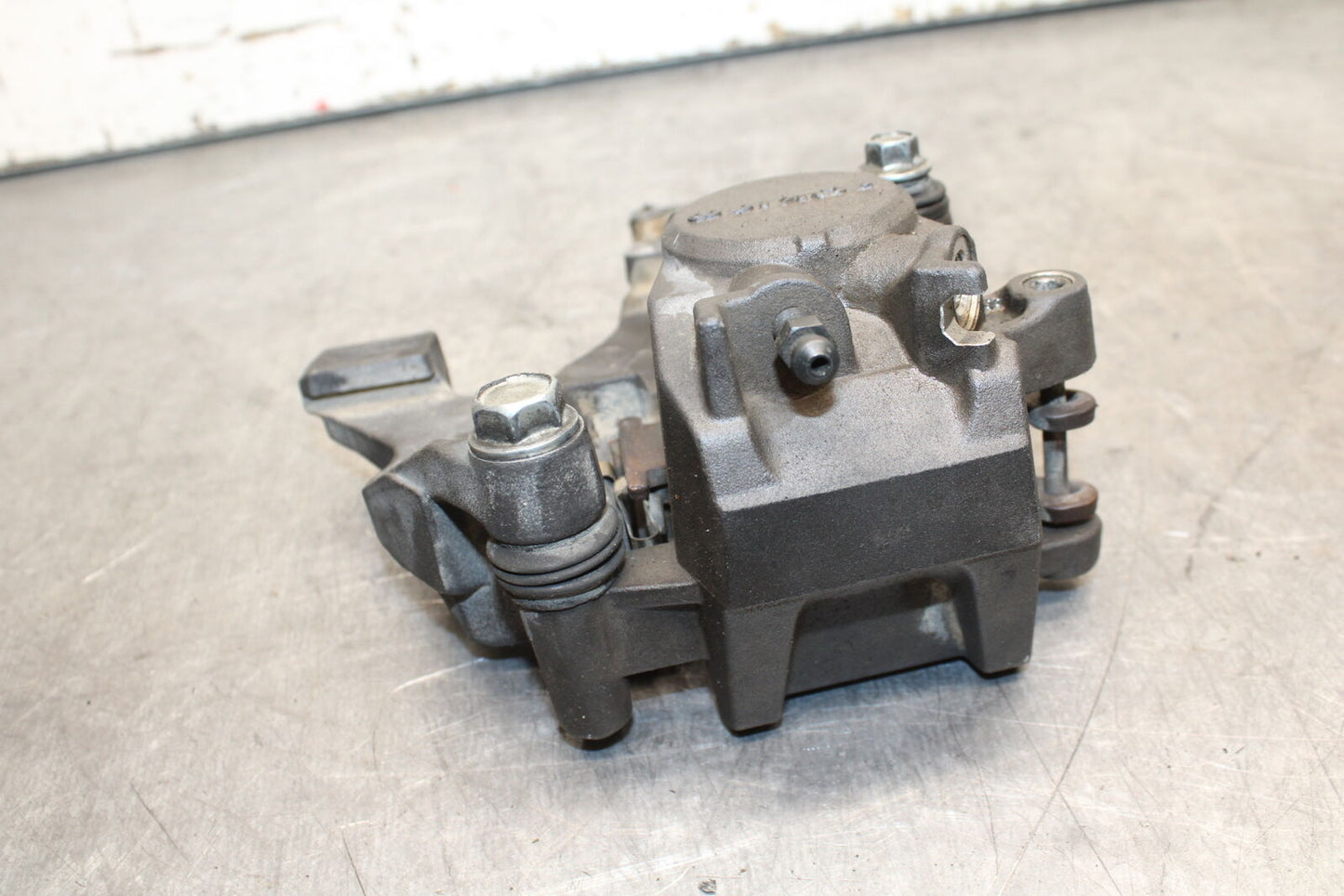 08-10 SUZUKI GSXR 600 REAR BACK BRAKE CALIPER W MOUNT BRACKET  BB721