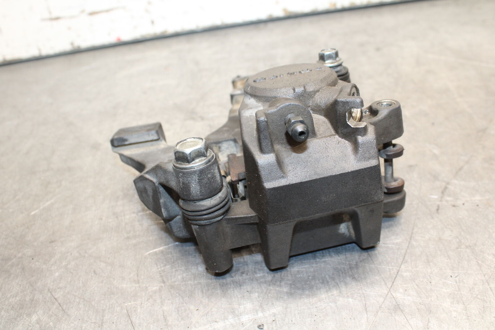 08-10 SUZUKI GSXR 600 REAR BACK BRAKE CALIPER W MOUNT BRACKET  BB721