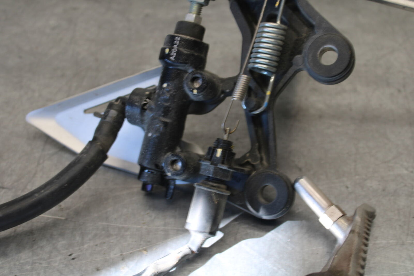19-22 KAWASAKI Z400 RIGHT LEFT REARSETS REAR SET DRIVER FOOT PEGS  BB708