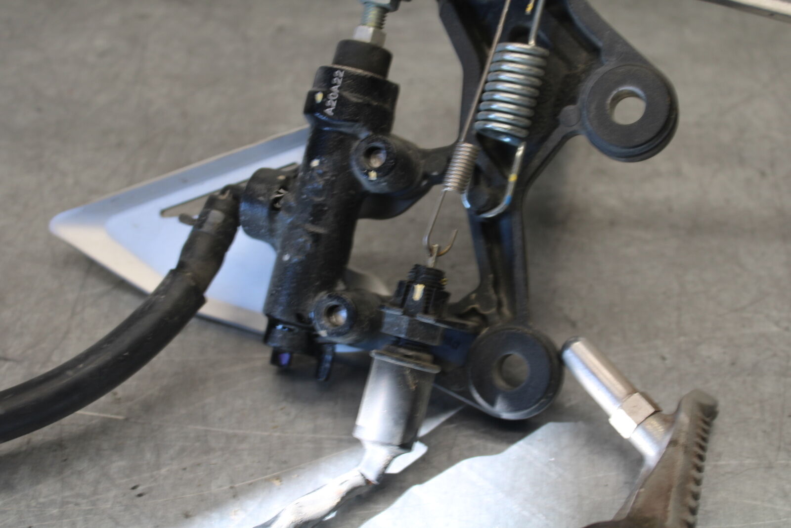19-22 KAWASAKI Z400 RIGHT LEFT REARSETS REAR SET DRIVER FOOT PEGS  BB708