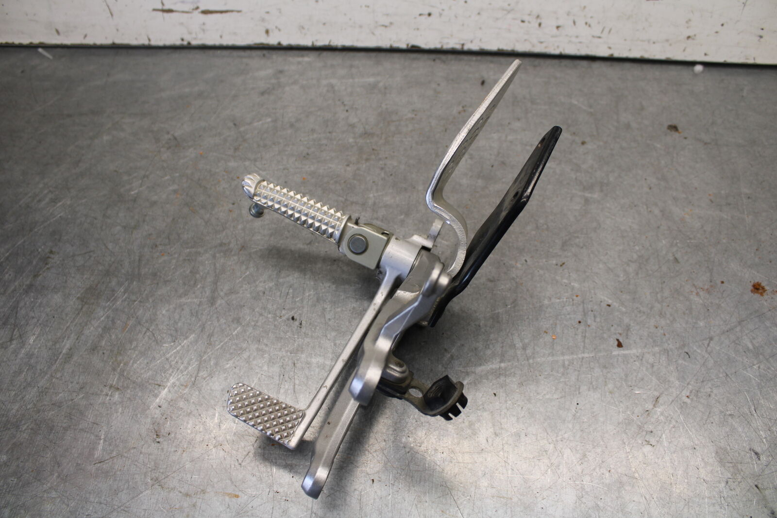 04-06 YAMAHA YZF R1 RIGHT REARSET REAR SET DRIVER FOOT PEG REST STOP BB432