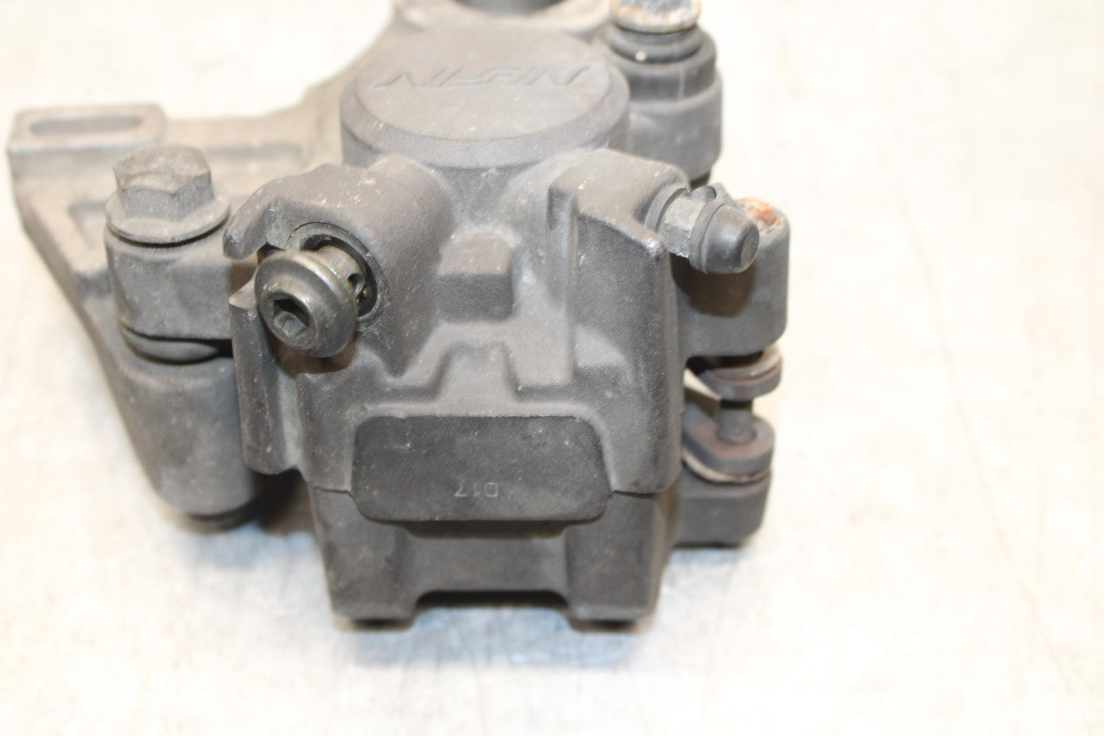2005 Yamaha YZF R6 REAR BRAKE CALIPER W MOUNT BRACKET 5SL-2580W-00-00 BB62