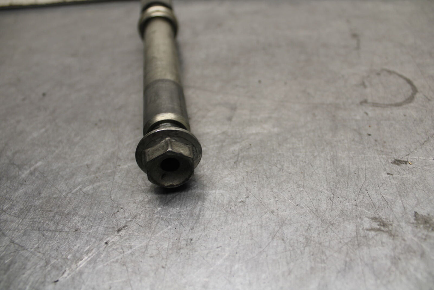 05-06 SUZUKI GSXR1000 FRONT WHEEL RIM AXLE PIVOT BOLT 54711-41G00 BB677