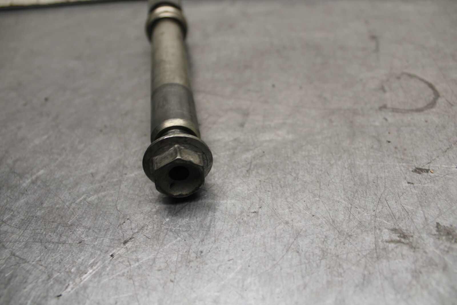 05-06 SUZUKI GSXR1000 FRONT WHEEL RIM AXLE PIVOT BOLT 54711-41G00 BB677