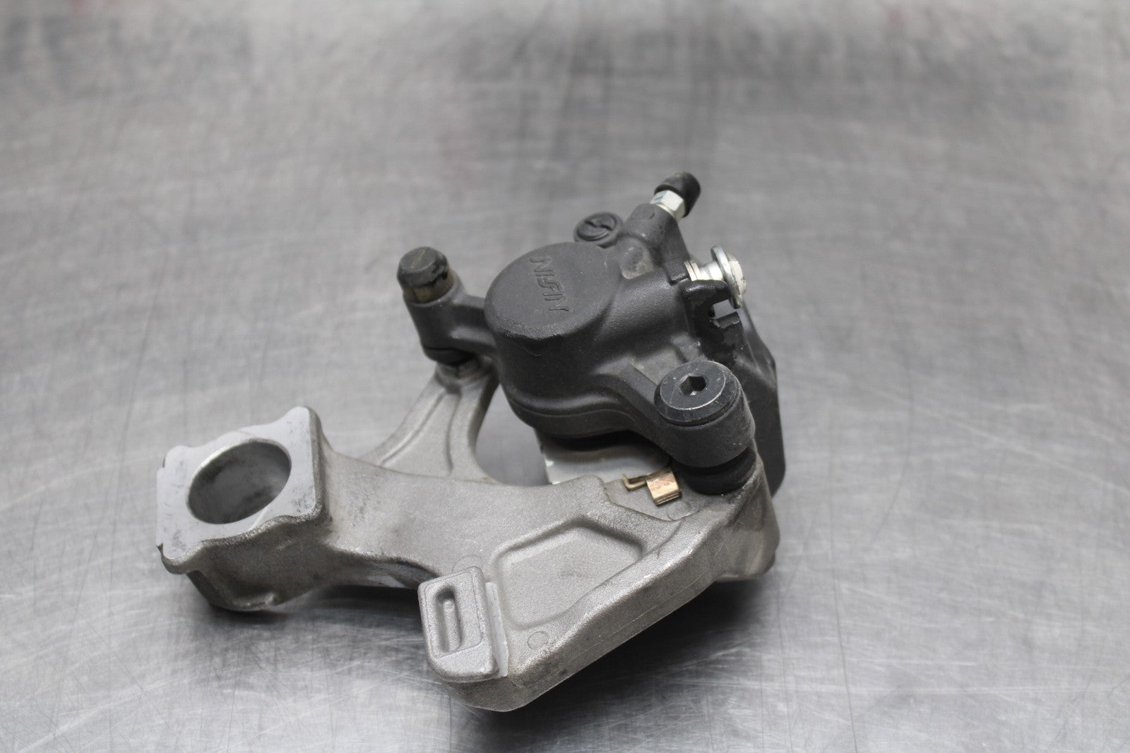 07 SUZUKI GSXR1000 REAR BACK BRAKE CALIPER W MOUNT BRACKET BB770