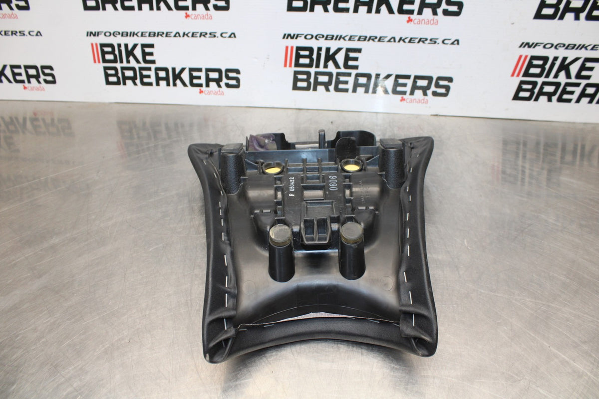 21-23 KAWASAKI NINJA ZX6R FRONT DRIVERS SEAT PAD SADDLE PILLION BB179