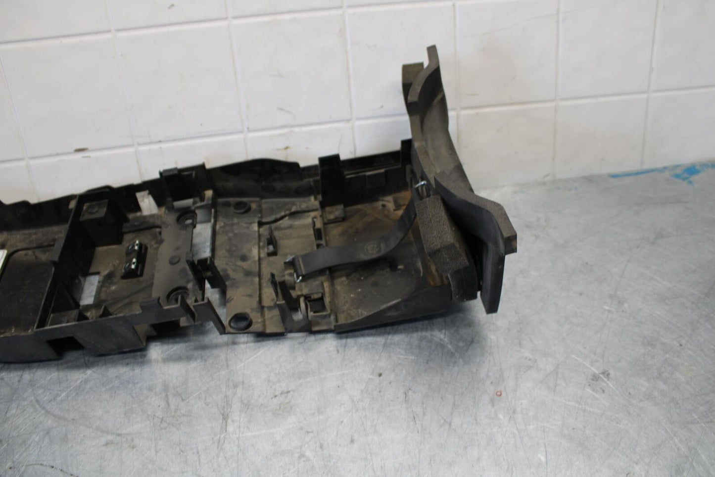 08-16 YAMAHA YZF R6 REAR BACK TAIL UNDERTAIL BATTERY TRAY PLASTIC BB436