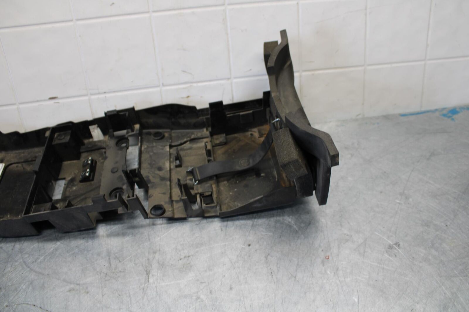 08-16 YAMAHA YZF R6 REAR BACK TAIL UNDERTAIL BATTERY TRAY PLASTIC BB436