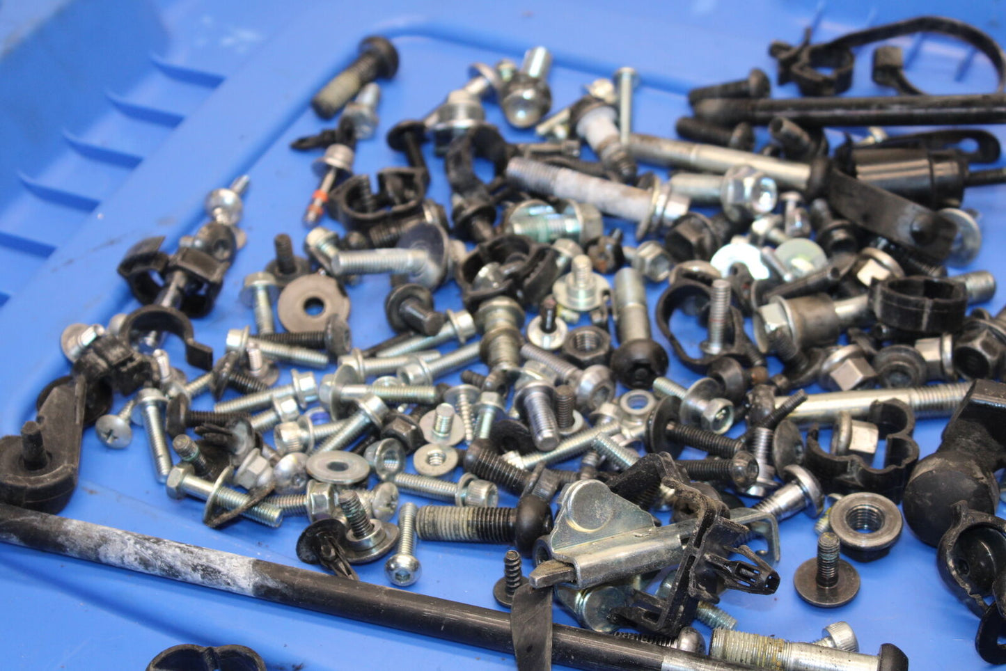 22-24 YAMAHA XSR900 MOUNTING BOLTS HARDWARE MOTOR SCREWS BB683