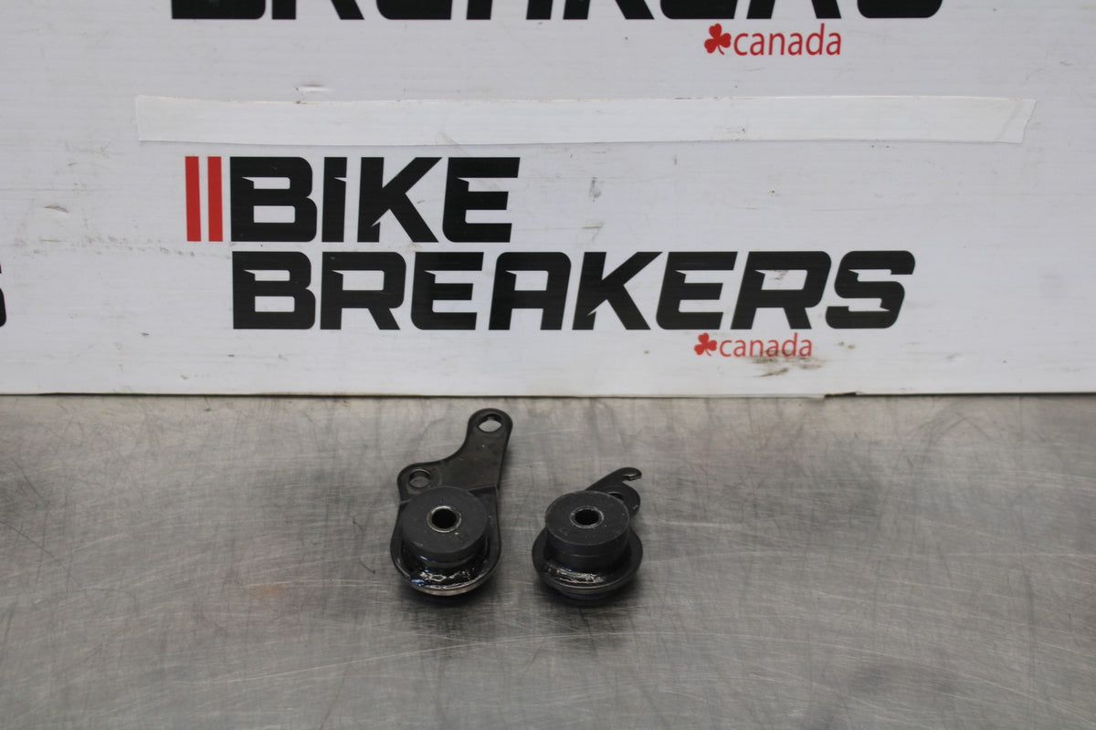 11-26 SUZUKI GSXR750 EXHAUST PIPE MUFFLER CAN BRACKETS BB882