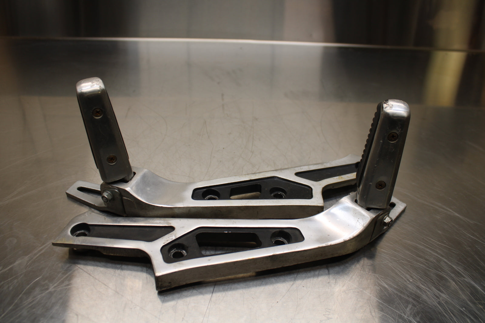 86 SUZUKI GS750ES REAR BACK PASSENGER PEG SET PAIR BB140