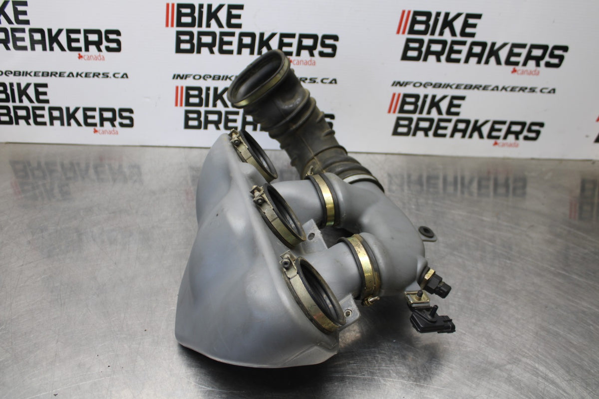05 TRIUMPH ROCKET III AIR INTAKE DUCT TUBE BB186