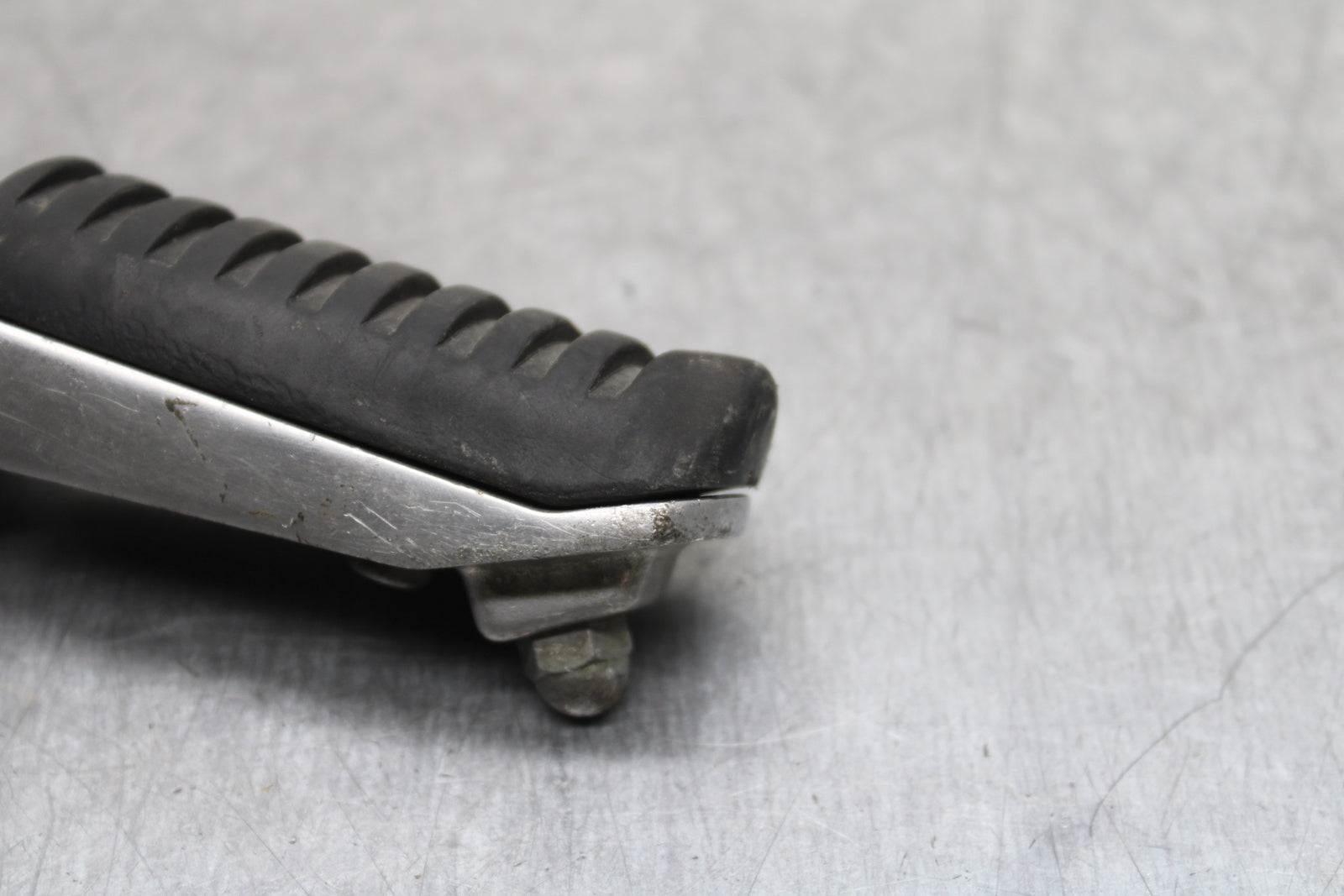 00-02 KAWASAKI NINJA ZX6R LEFT FRONT FOOT REST PEG STEP BB750