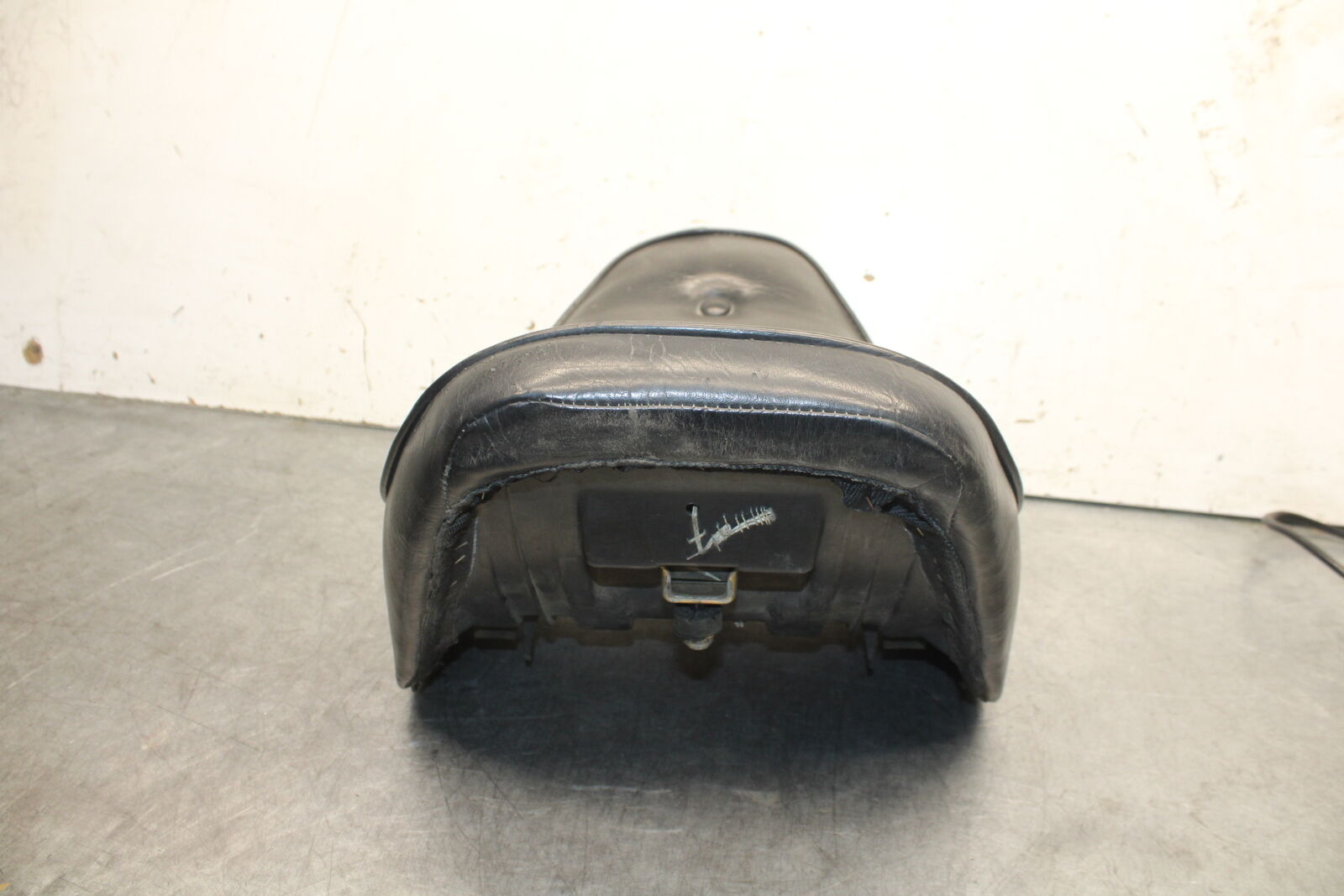 85-86 SUZUKI MADURA 1200 FRONT DRIVERS SEAT  BB691