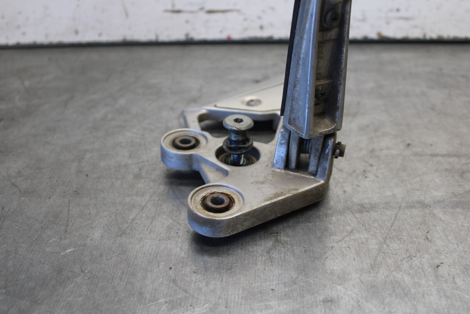 07-09 YAMAHA FZ6 LEFT REARSET REAR SET DRIVER FOOT PEG REST STOP BB713