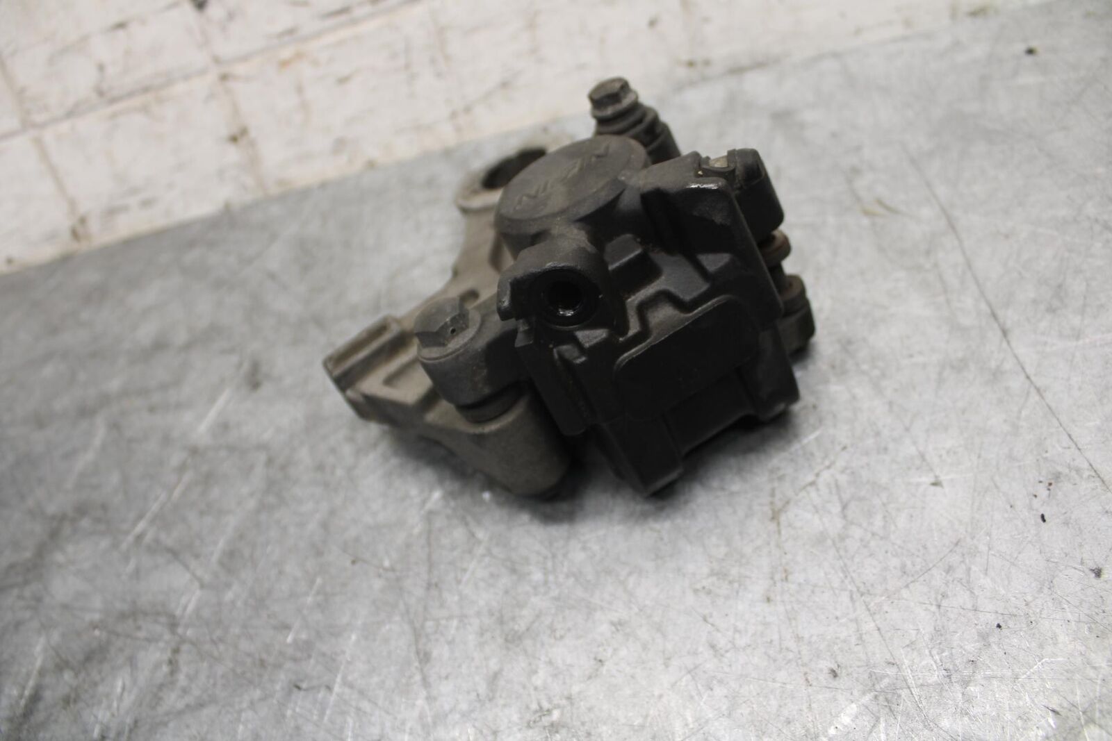 2003 Yamaha YZF R6 REAR BACK BRAKE CALIPER W MOUNT BRACKET BB539