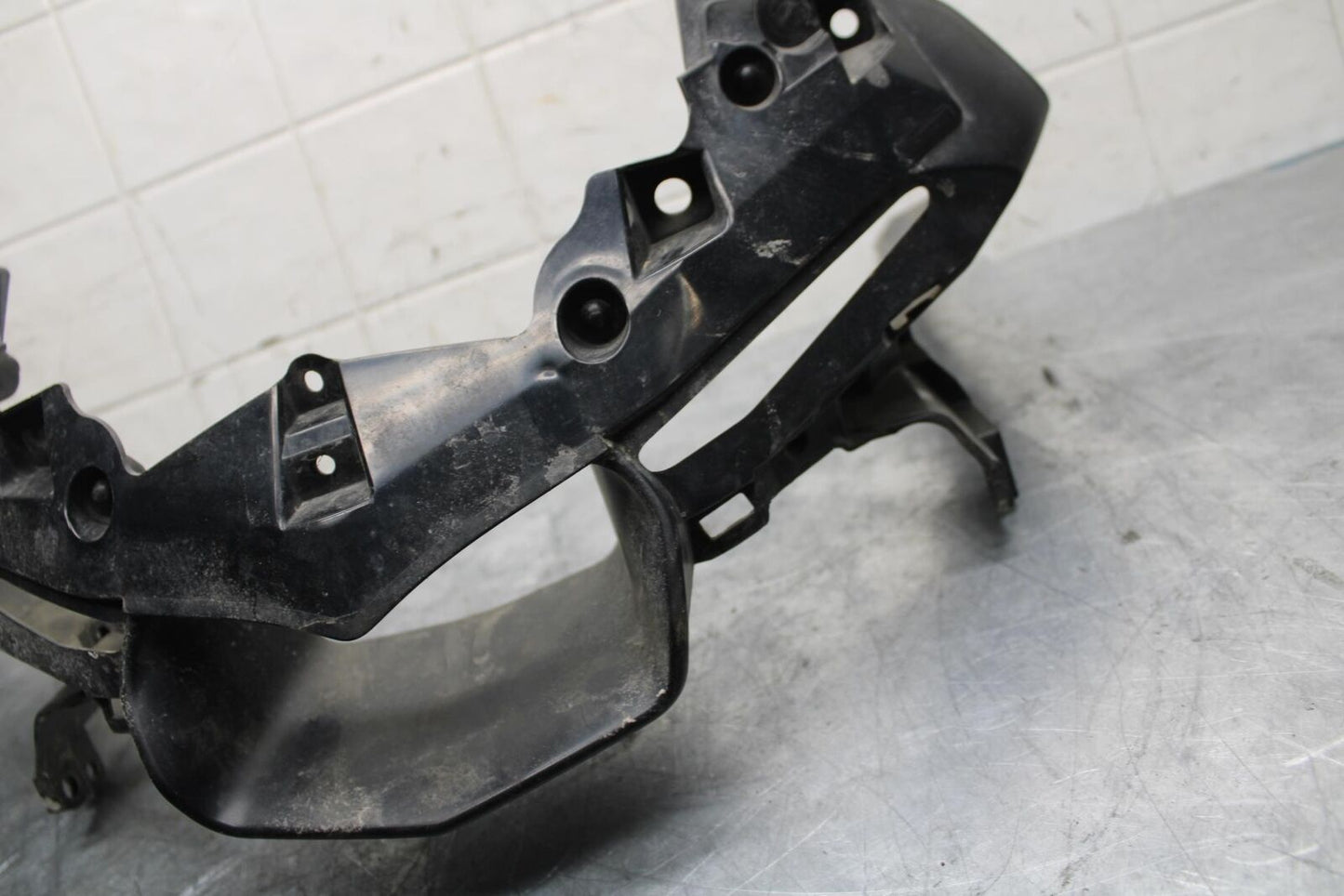 18 YAMAHA YZF R1  FRONT CENTER COWL FAIRING STAY BB473