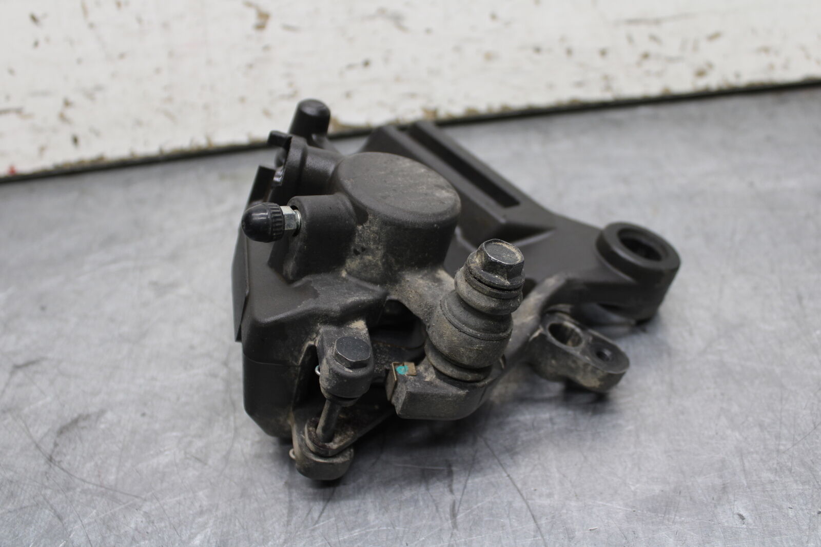 19-24 YAMAHA R3 REAR BACK BRAKE CALIPER W MOUNT BRACKET BB736