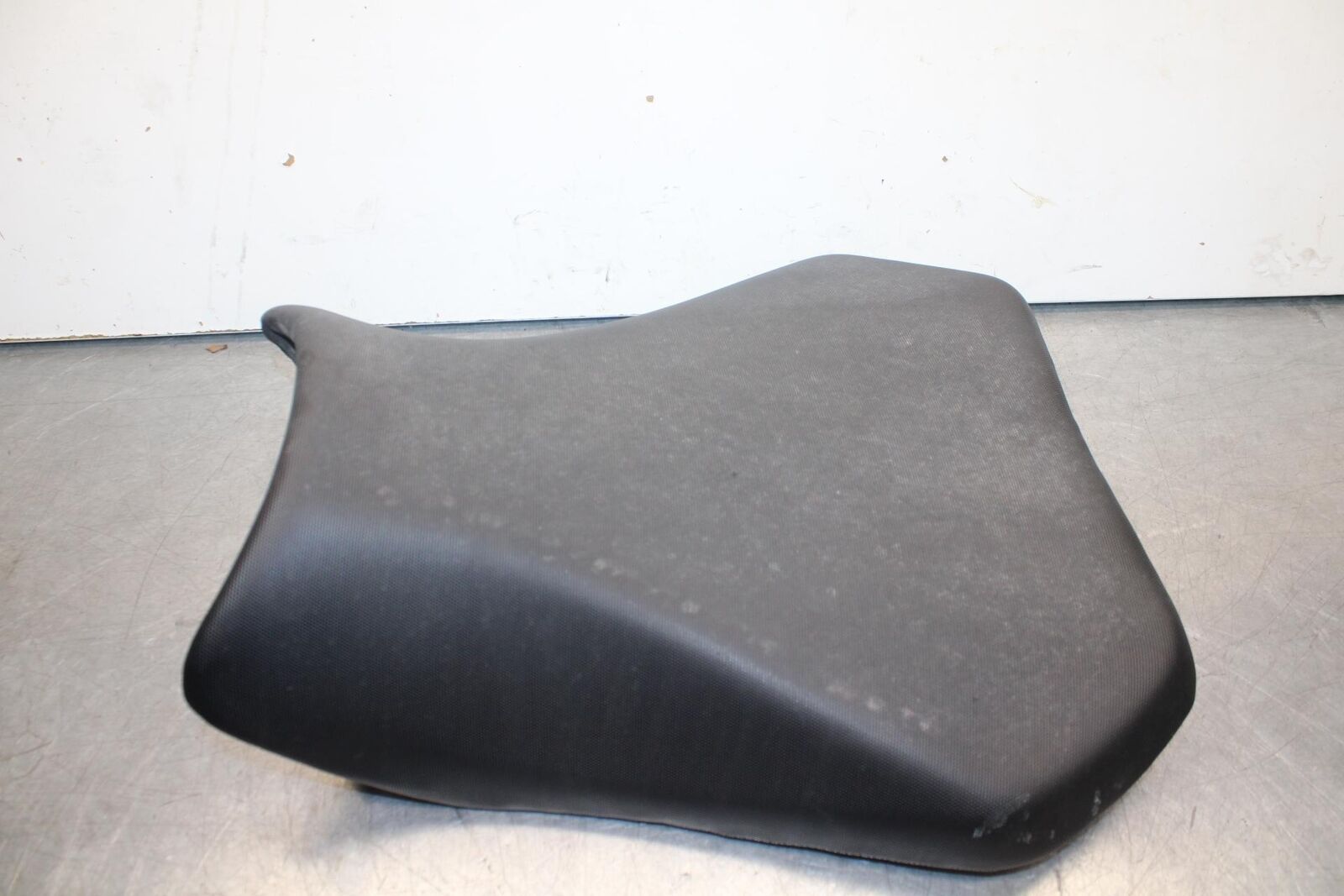 2011 Suzuki GSXR600 FRONT DRIVERS SEAT PAD SADDLE 45100-14J10-DW2 BB602