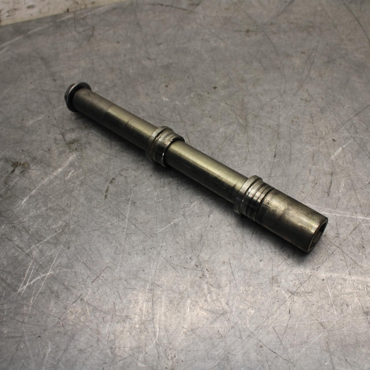 2013 Yamaha YZF R1 FRONT WHEEL RIM AXLE PIVOT BOLT 2C0-25181-00-00 BB507