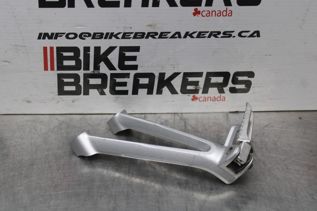 06-07 SUZUKI GSXR 600 LEFT REAR BACK PASSENGER PEG BB822