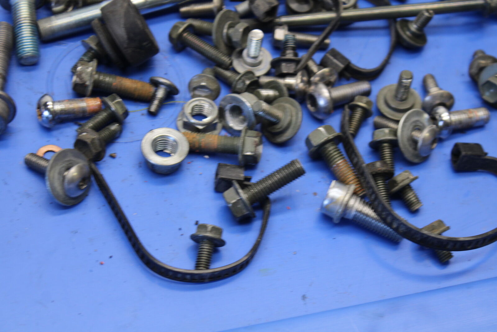 04 SUZUKI GSXR600 LEFTOVER MOUNTING BOLTS HARDWARE MOTOR SCREWS  BB676