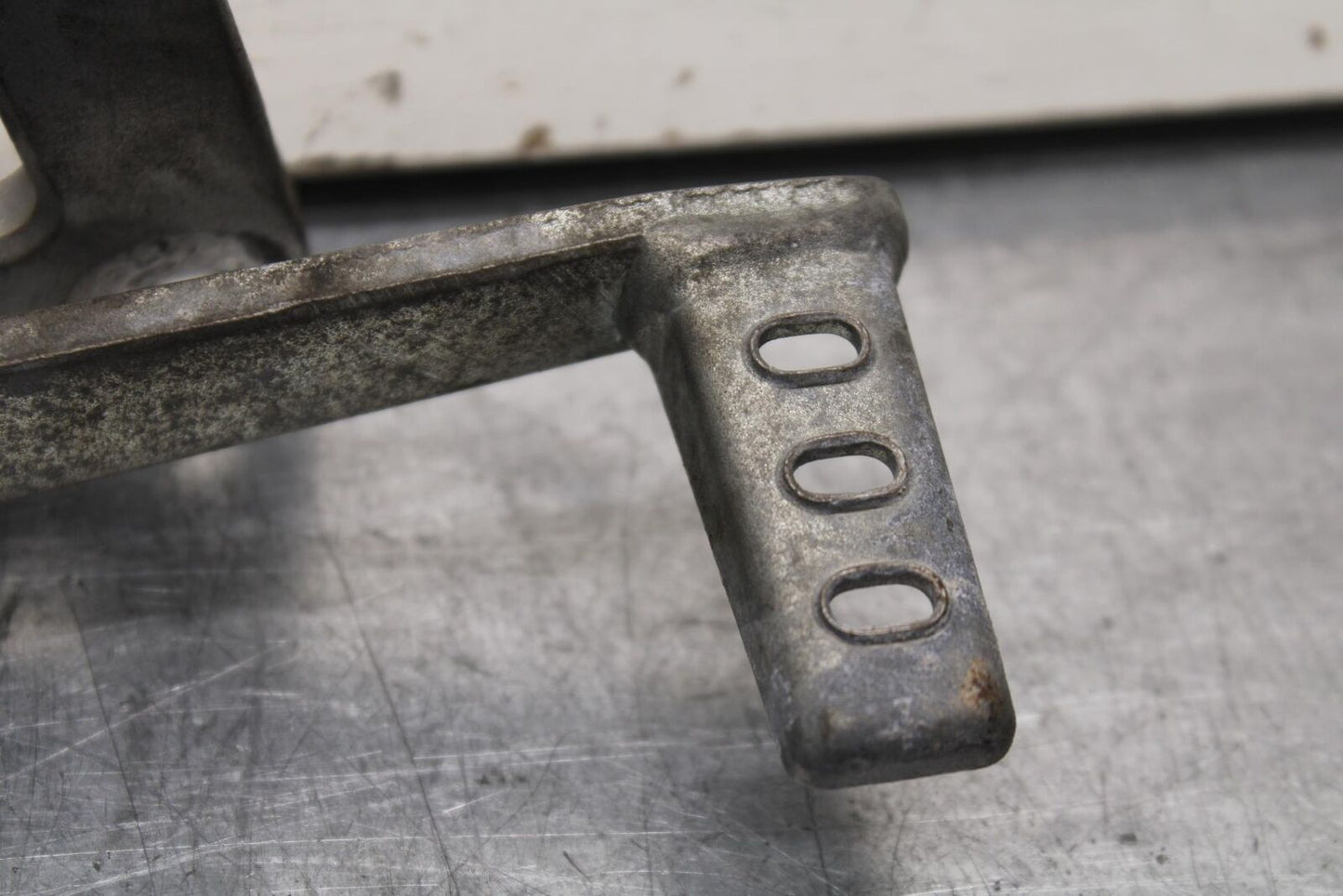 04-09 SUZUKI GS 500 FH GS500F RIGHT REARSET REAR SET DRIVER FOOT PEG REST  BB97