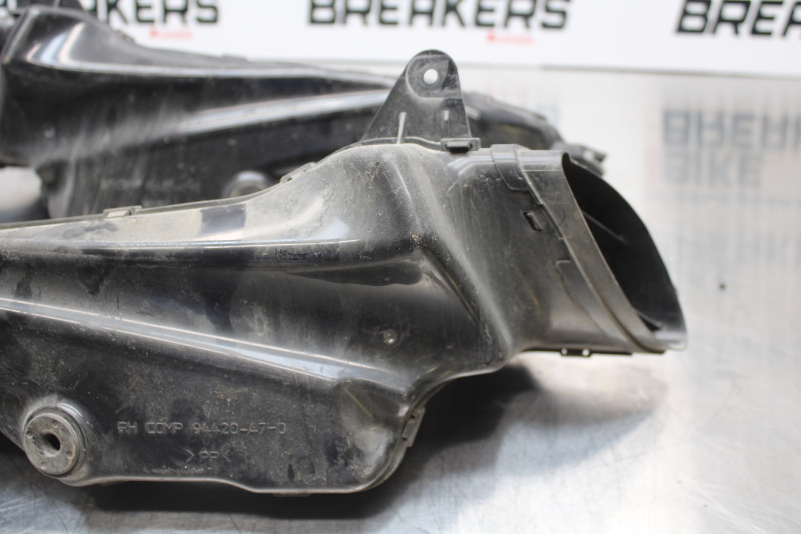 11 SUZUKI GSXR1000 RIGHT LEFT AIR INTAKE DUCTS BB142