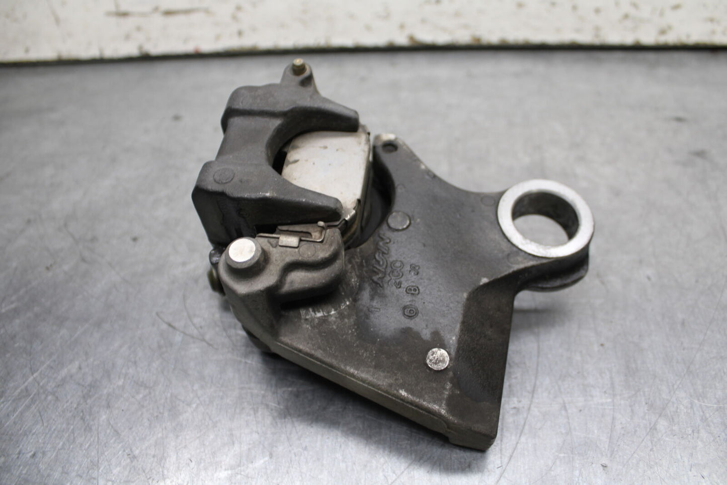 06-07 YAMAHA YZF R6 REAR BACK BRAKE CALIPER W MOUNT BRACKET BB742