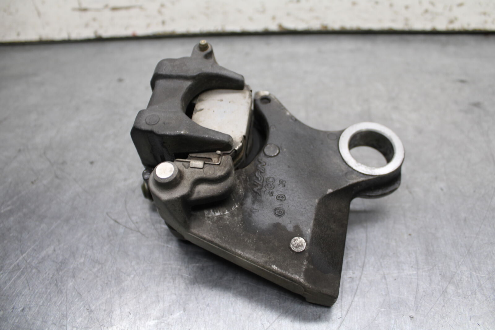 06-07 YAMAHA YZF R6 REAR BACK BRAKE CALIPER W MOUNT BRACKET BB742