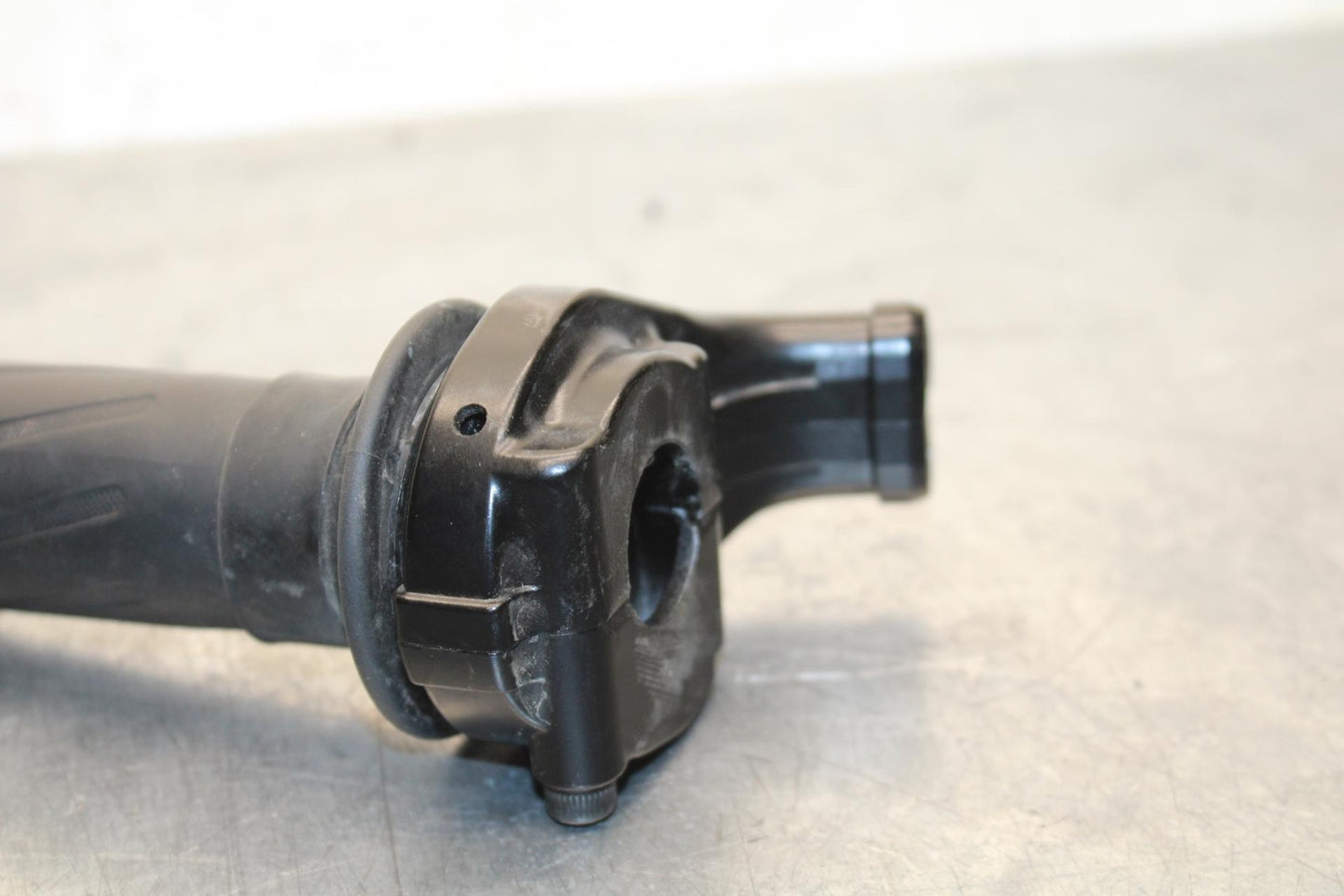 20-21 YAMAHA XSR900 RIGHT THROTTLE GRIP BB599