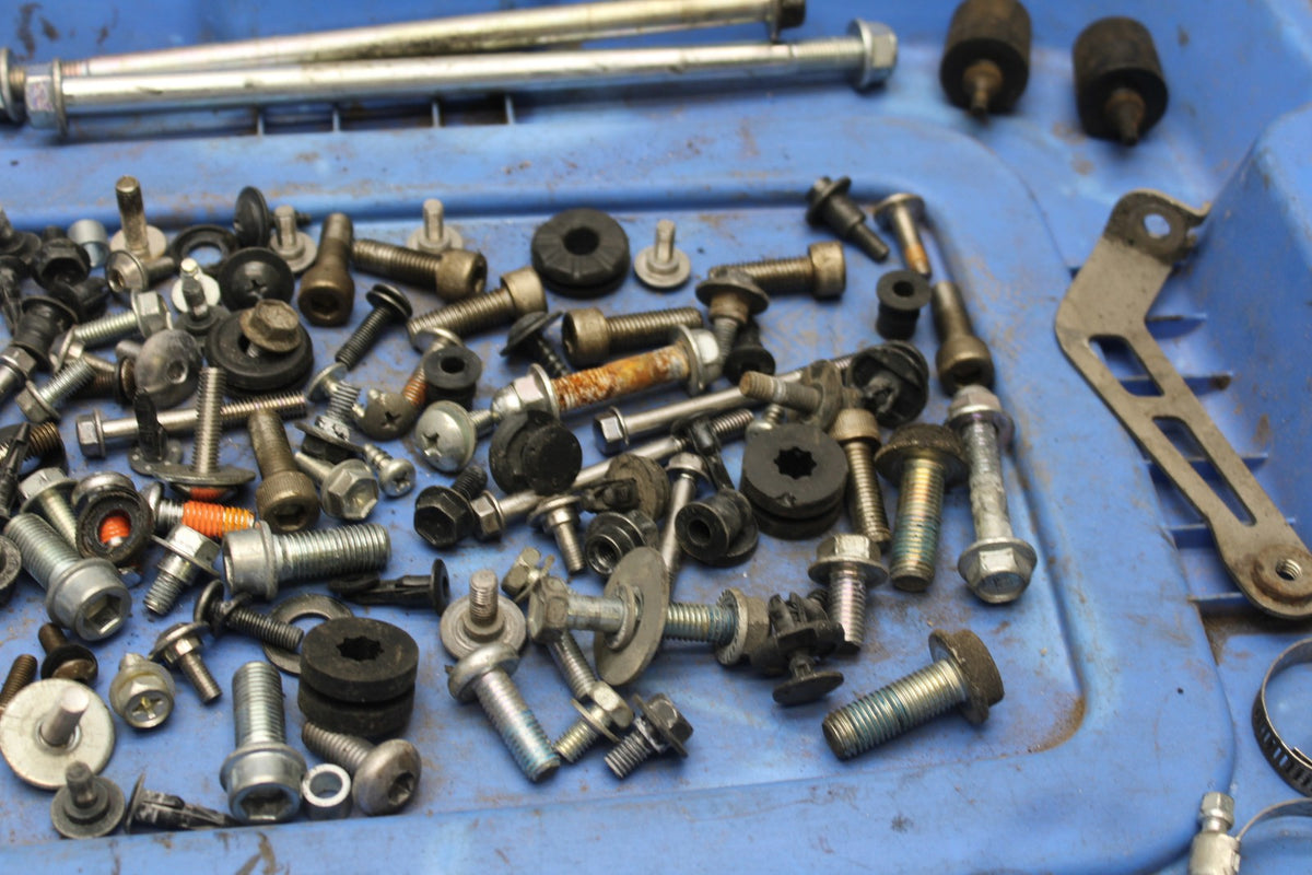 11-26 SUZUKI GSXR750 MOUNTING BOLTS HARDWARE SCREWS BB900