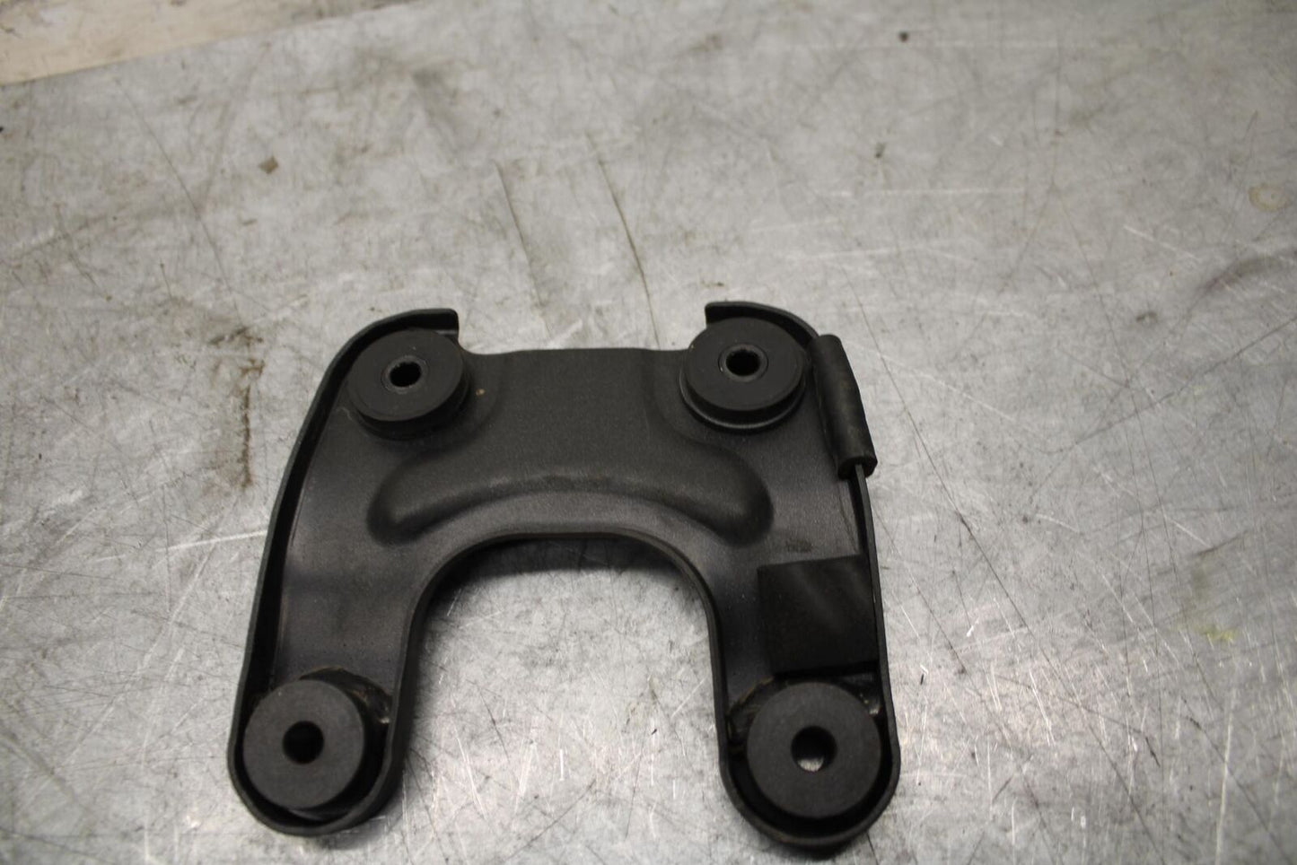 2009 Kawasaki Ninja ZX6R ZX600R FRONT GAS TANK BRACKET MOUNT BB44