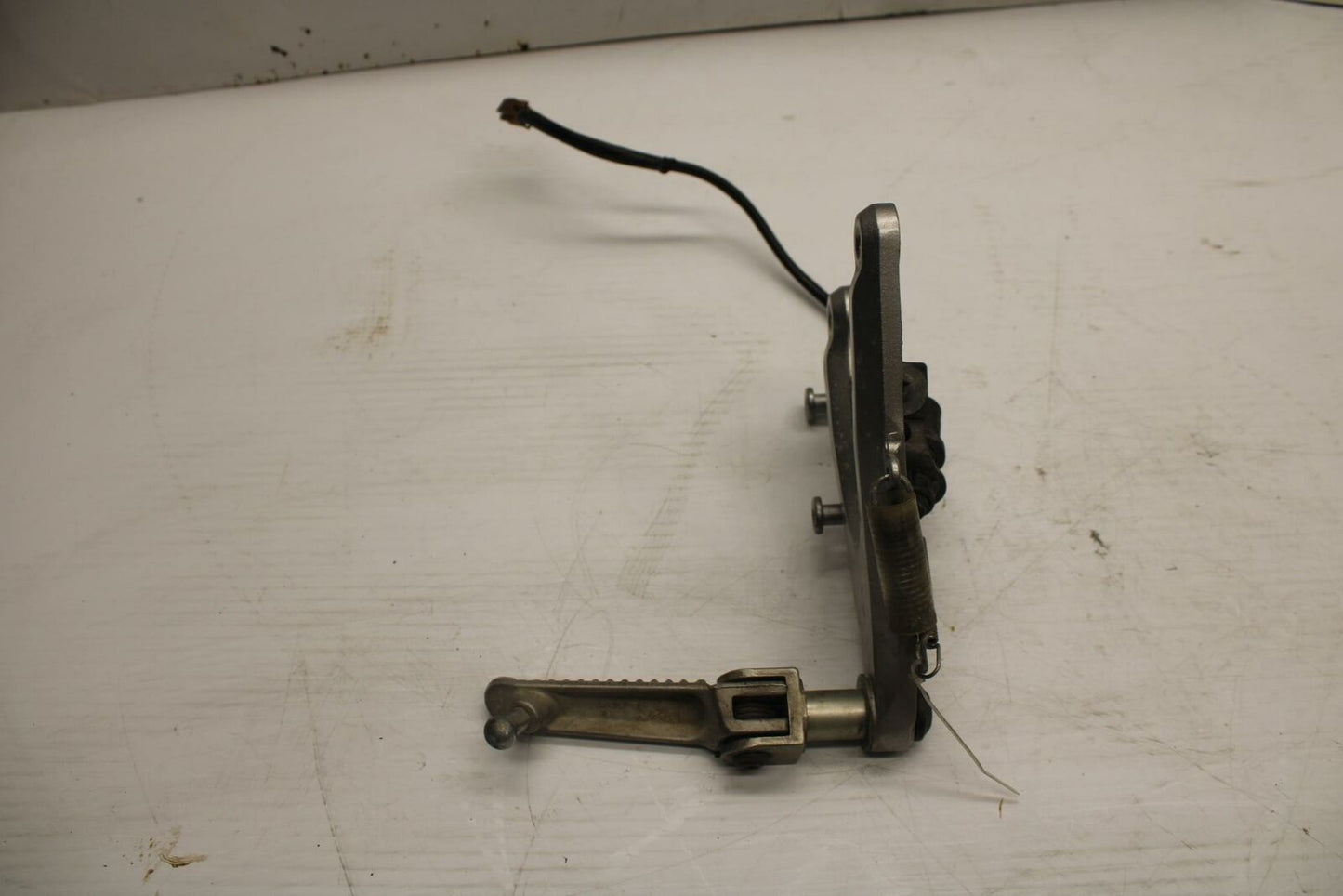 06 YAMAHA YZF R1 RIGHT REARSET REAR SET DRIVER FOOT PEG REST STOP  BB282