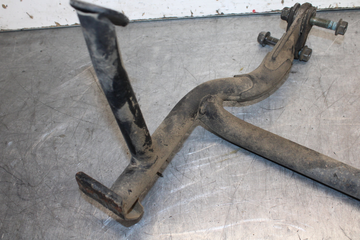 07-09 YAMAHA FZ6 CENTER MAIN STAND 5VX-27111-03-00 BB713