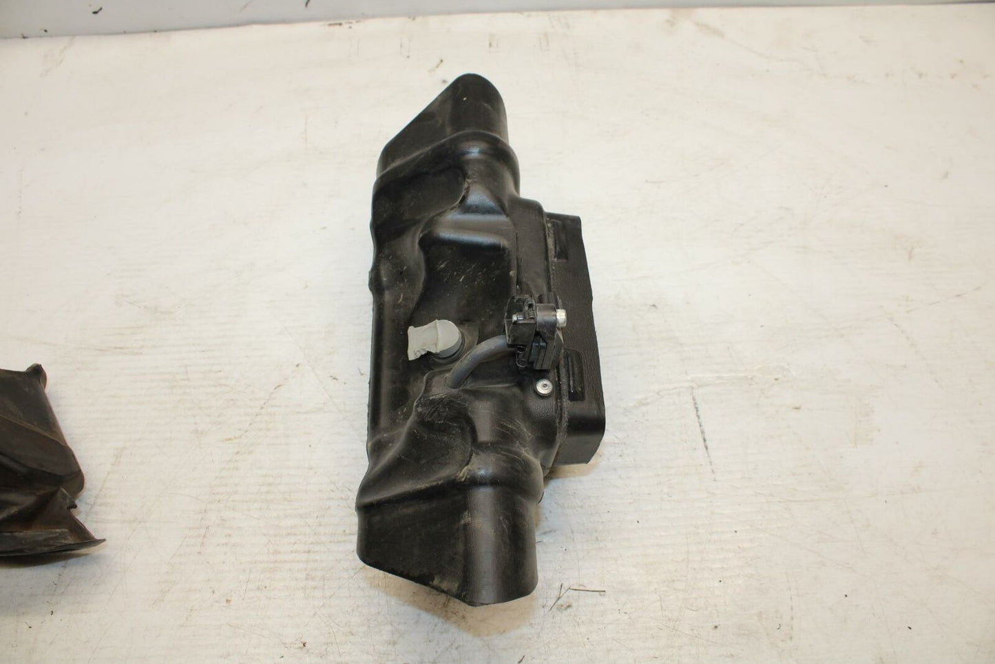 09-14 YAMAHA YZF R1 RAM AIR INTAKE TUBE DUCT BB286